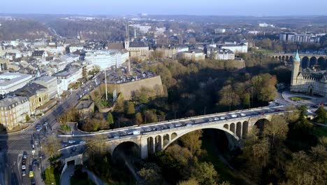 Zeitraffer-Luftdrohnenaufnahme-über-Dem-Stadtzentrum-Von-Luxemburg