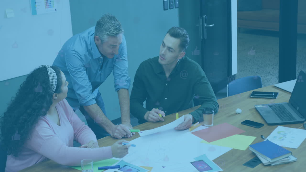 animación de iconos sobre diversas personas de negocios que se reúnen en la oficina