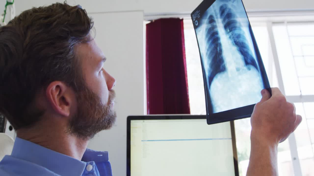 médico que trabaja en esta oficina en un hogar de ancianos