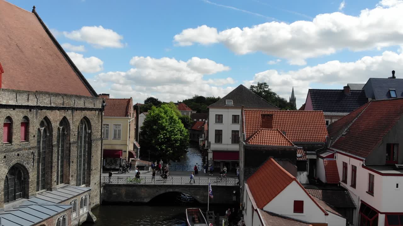 바쁜 여름날 브뤼헤 도시의 드론 영상