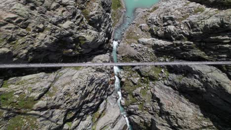 Vista-Panorámica-De-Triftbrucke,-El-Icónico-Puente-Colgante-En-Innertkirchen,-Suiza
