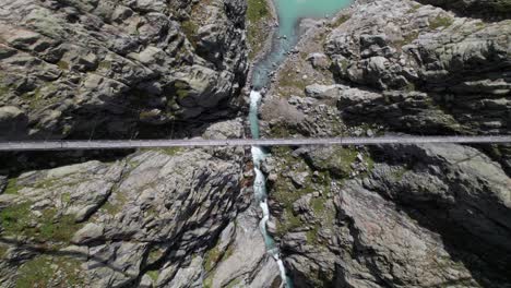 vista panorámica de triftbrucke, el icónico puente colgante en innertkirchen, suiza