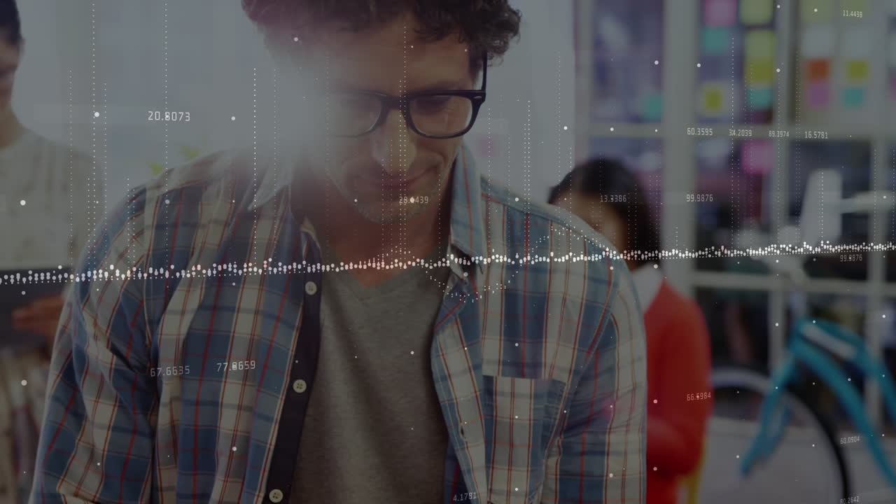 animación del procesamiento de datos financieros sobre el empresario caucásico que trabaja en la oficina.