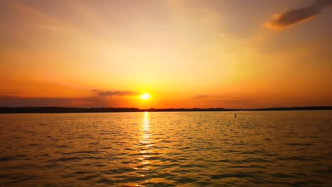 Heller-Schöner-Sonnenaufgang-Oder-Sonnenuntergang-Auf-Meer