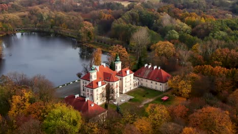 Luftaufnahme-Des-Wunderschönen-Palastes-In-Schweden