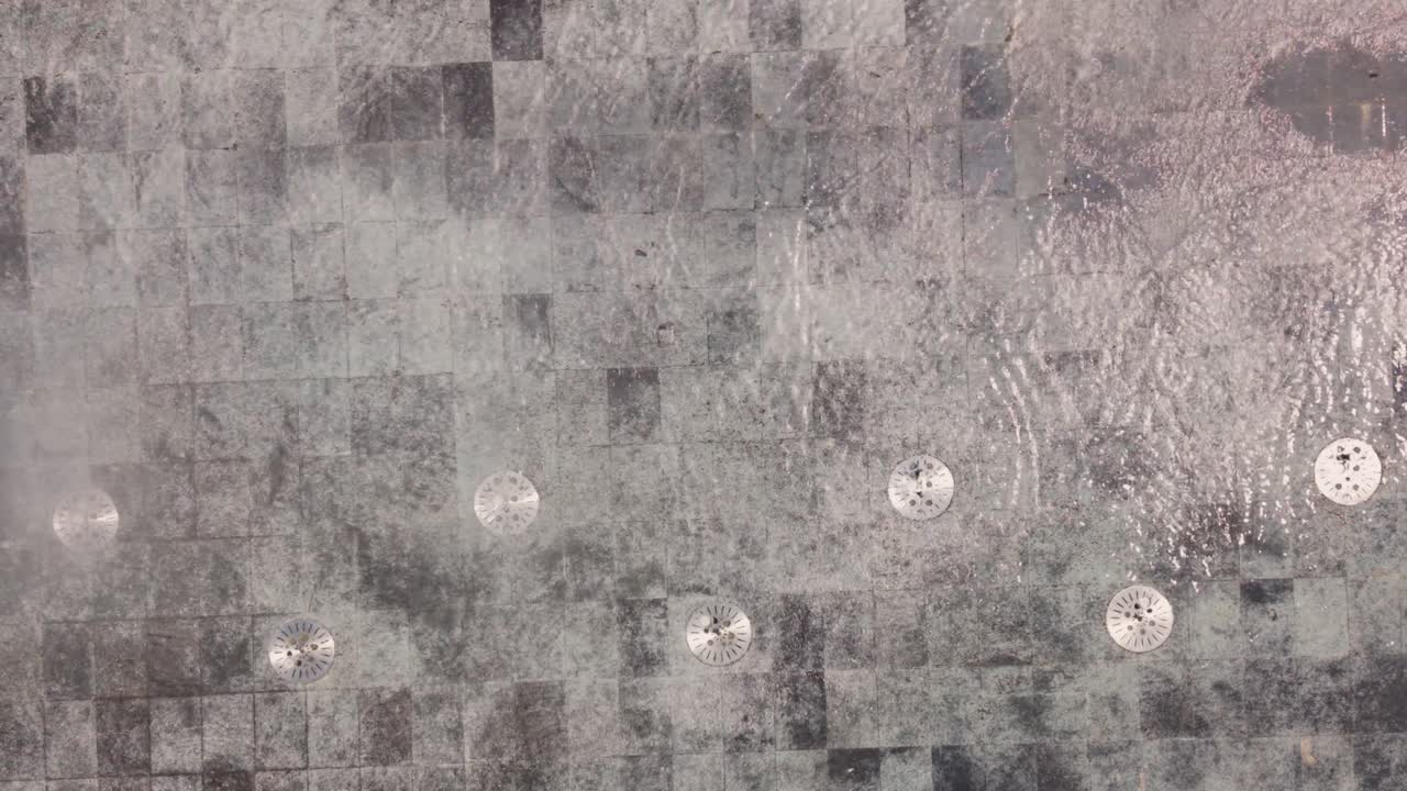 Vista dall'alto con drone di uno spettacolo di fontane in uno spazio verde di Città del Messico.