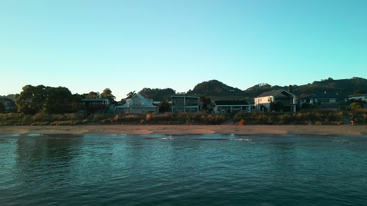 olas rodando hacia la costa al amanecer