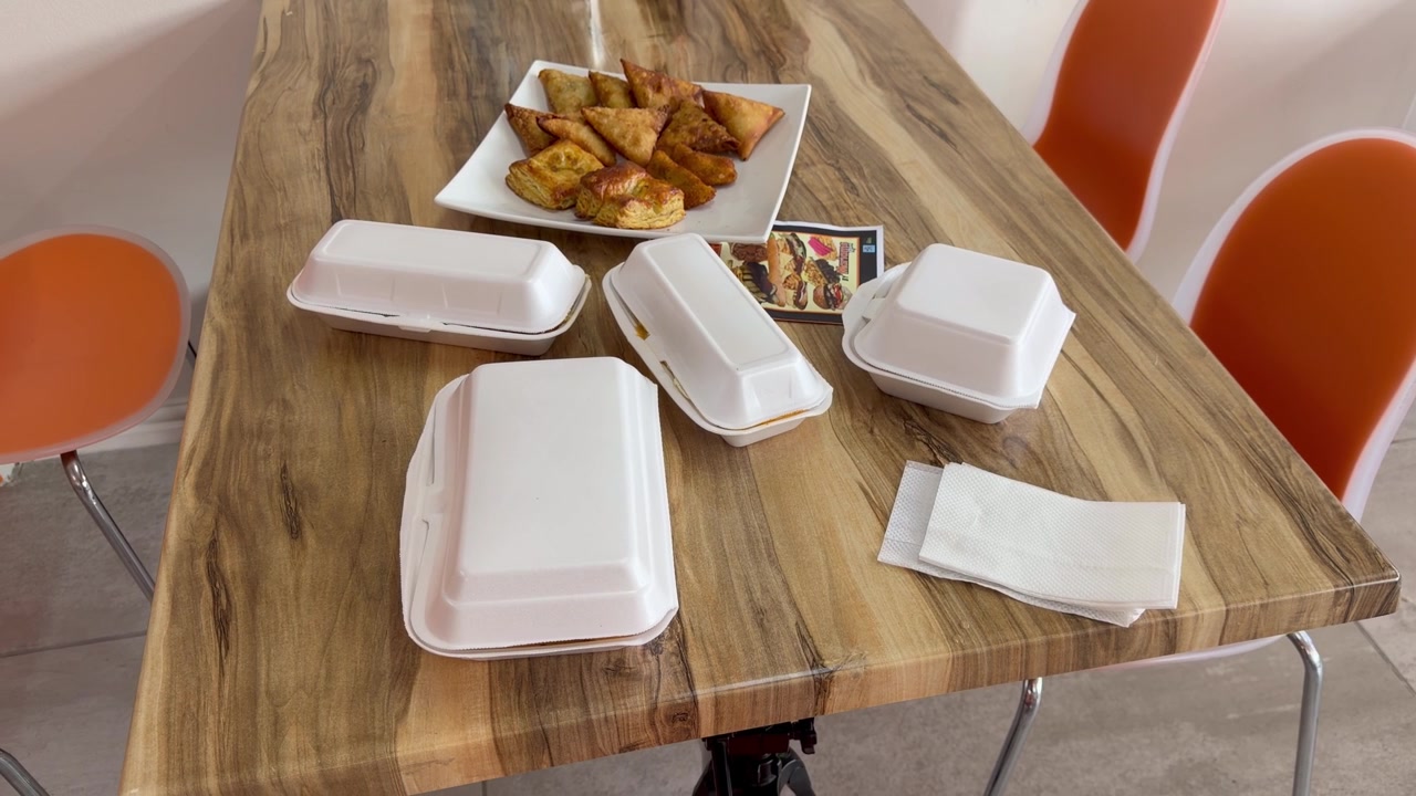 Pedido para viagem alinhado em um restaurante