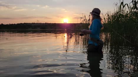 Ein-Mädchen-Beim-Casting-Und-Angeln-In-Einem-Wunderschönen-See-Bei-Sonnenuntergang