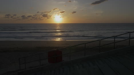 Hermosa-Vista-Del-Atardecer-Dorado-En-La-Playa-Fistral,-Newquay