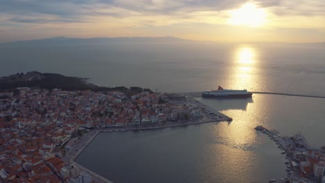 Hafen-Von-Mitilini-Luftdrohnenflug,-Der-Den-Sonnenaufgang-Auf-Dem-Meer-Mit-Der-Fähre-Nach-Athen,-Lesbos,-Griechenland-Enthüllt