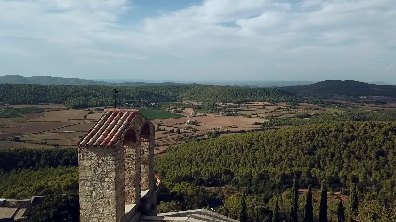 Vista aerea delle rovine del castello e della chiesa di Vilademager in Catalogna, Spagna, Europa