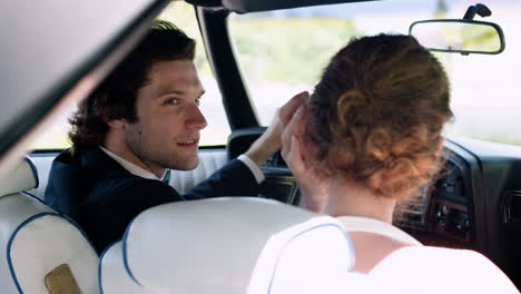 Pareja-De-Recién-Casados-En-Un-Coche