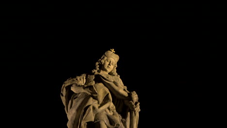 Estatua-De-Piedra-De-Una-Santa-En-Un-Manto-De-Noche,-Praga,-República-Checa