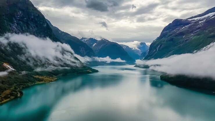 Magnifica natura, paesaggio naturale della Norvegia, lago Lovatnet che vola sopra le nuvole