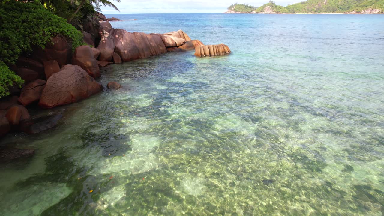 바다 근처의 드론 영상, 해안 근처의 그라나이트 돌과 나무, 바이 라자레, 마헤, 세이 ⁇  30fps