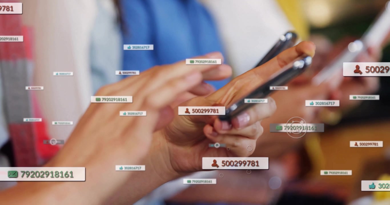 Colegas pegando telefones e tocando em telas em um café, animando tags de dados para análise em tempo real.