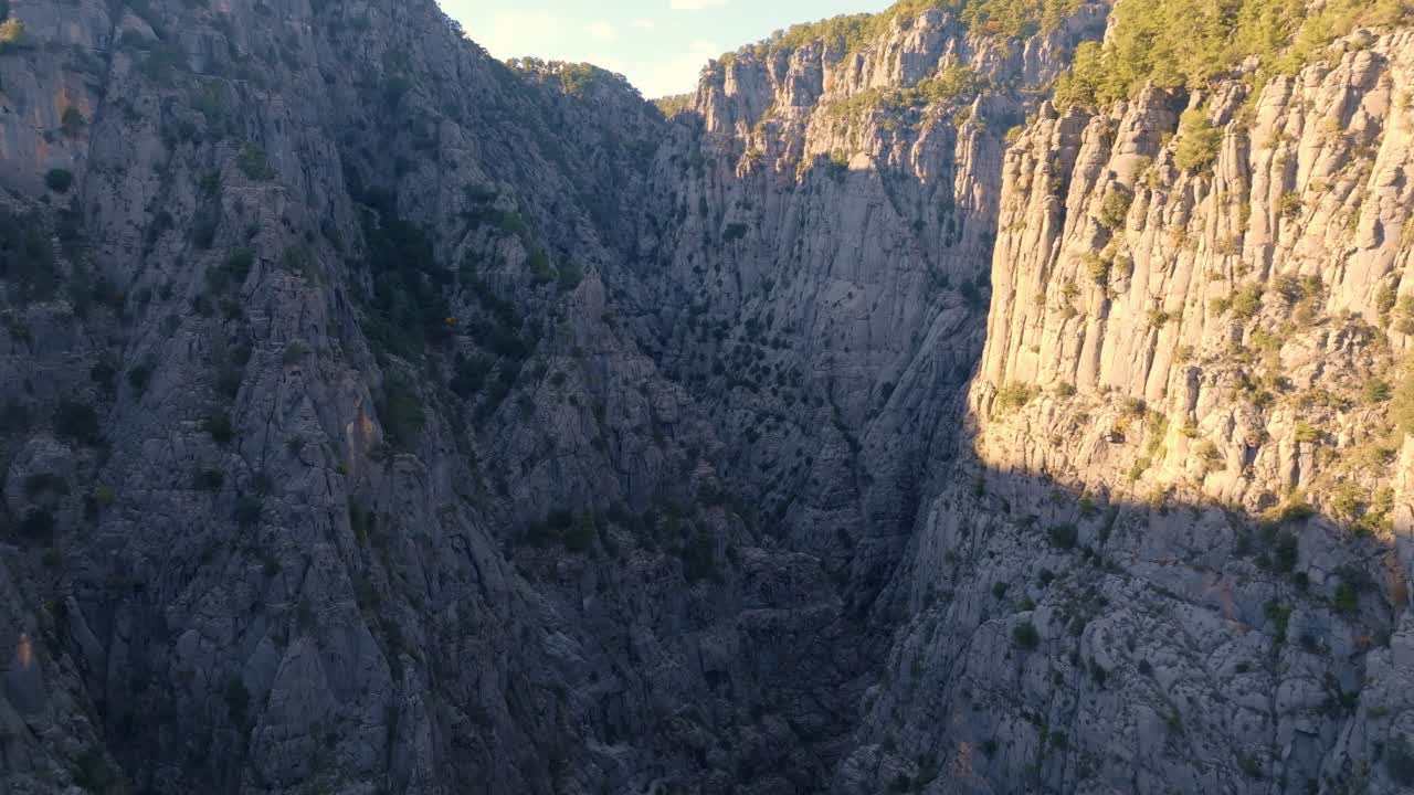 vista aérea de un profundo cañón con paredes de roca empinadas