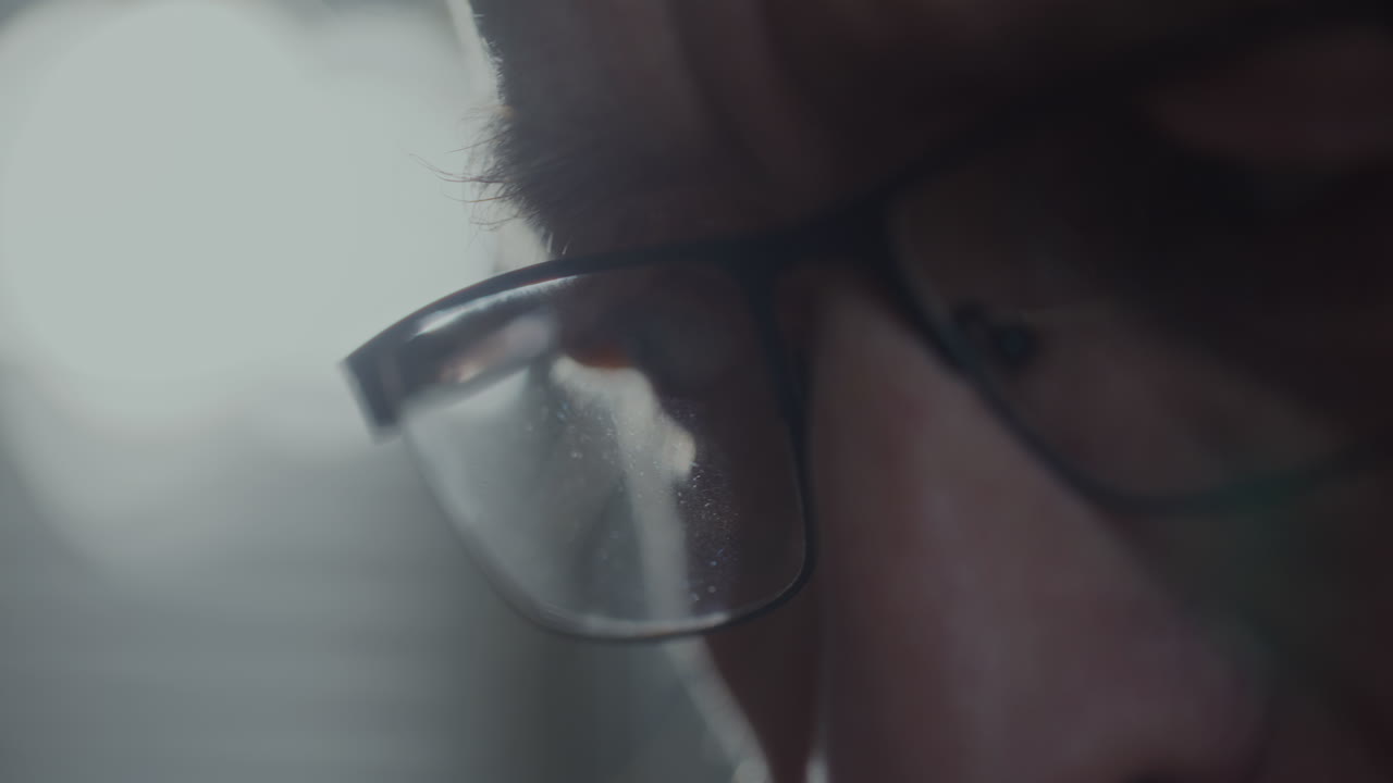 el espía escucha grabaciones discretas.