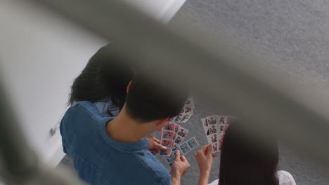 사진 부스 1에서 인쇄물을 보고 재미있는 친구 그룹을 내려다보고 있습니다.