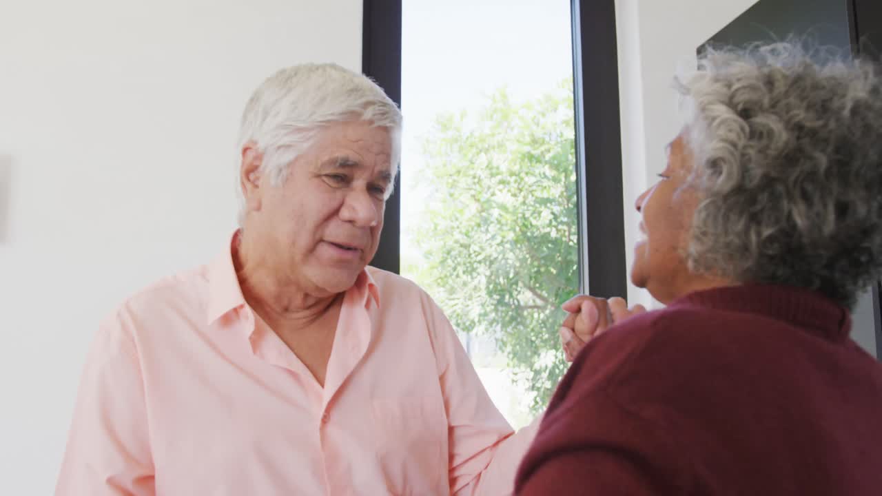 행복 한 고령자 부부 가 노인 집 의 부 ⁇  에서 춤 을 추고 있다