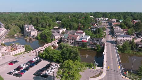 vue aérienne d'elora, en ontario, au-dessus du centre-ville historique du xixe siècle sur la grand-rivière.