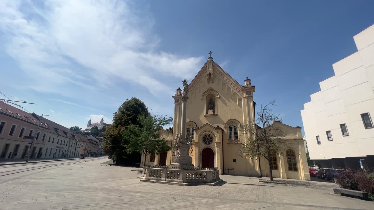 el centro de la ciudad vieja de bratislava en eslovaquia, europa del este durante el verano filmado en 4k durante el día