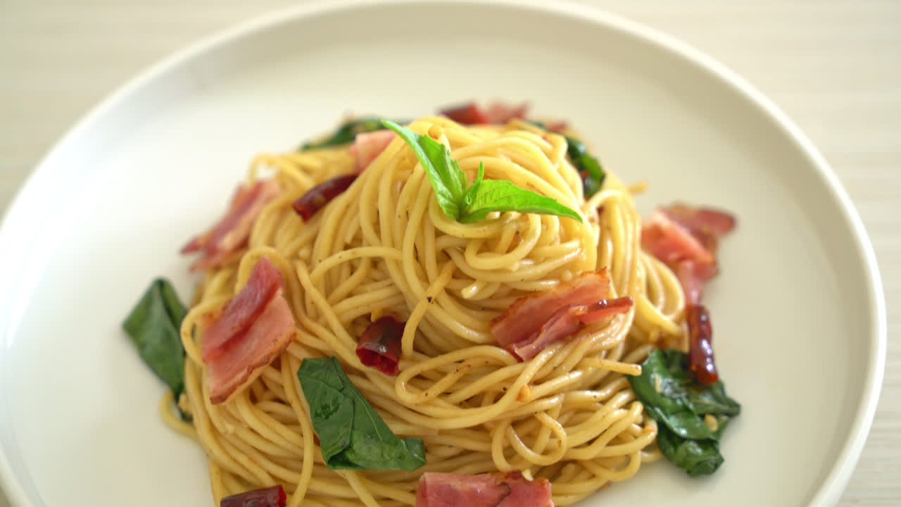 말린 칠리와 베이컨을 곁들인 볶은 스파게티