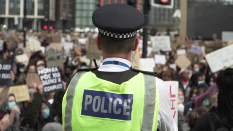 London-Policía-Officer-Monitors-Large-Crowd-of-BLM-Protestors