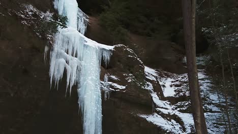 cascada helada en la cueva de cenizas en el parque estatal hocking hills, ohio, estados unidos