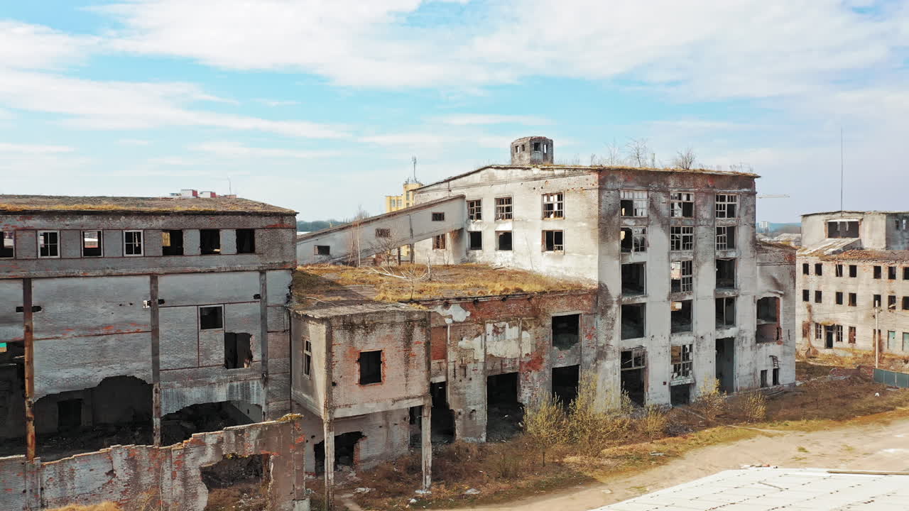 Edificio industriale abbandonato. Rovine di una vecchia fabbrica. Veduta aerea
