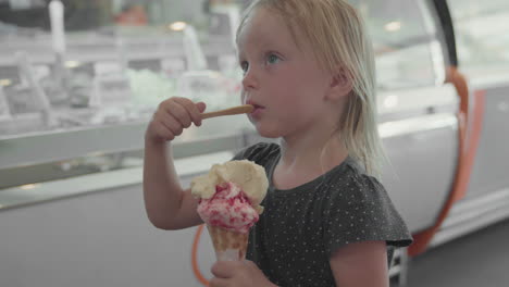 niña pequeña comiendo helado.