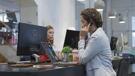 personas de negocios que trabajan en oficinas modernas