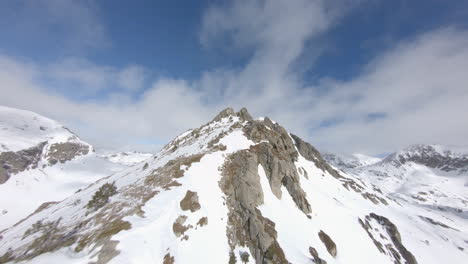 montañas rocosas cubiertas de nieve, pirineos