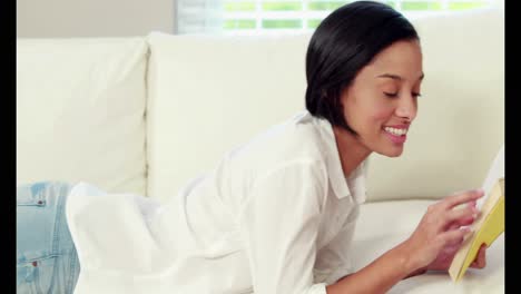 Mujer-Feliz-Leyendo-En-El-Sofá