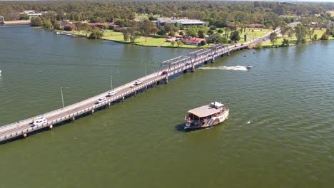 El-Puente-Yarrawonga-Mulwala-Con-El-Barco-De-Vapor-Cumberoona-En-Primer-Plano.