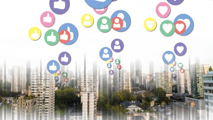 Animação de vários ícones coloridos de mídias sociais digitais voando sobre uma paisagem urbana.