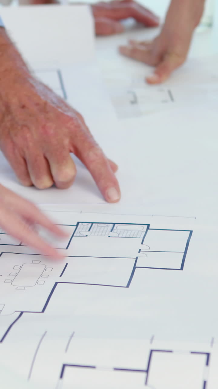 equipo de arquitectos trabajando juntos durante la reunión