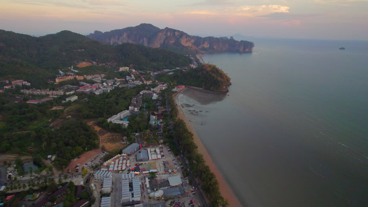 la costa tropical de ao nang al atardecer, en tailandia