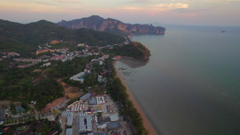 Ao-Nang-Tropische-Küste-Und-Sonnenuntergang,-Thailand