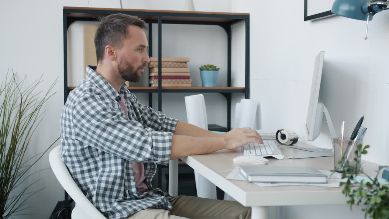 Hombre de negocios trabajando en oficina