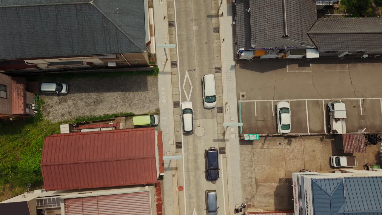 자동차 와 건물 들 이 있는 도시 거리 의 공중 풍경