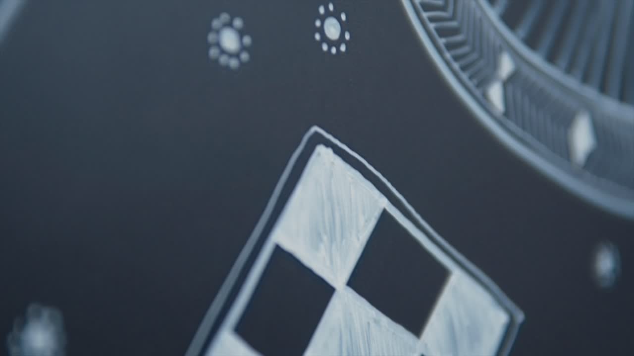 어두운 배경에 흰색으로 칠해진 추상 장식용 만다라 예술