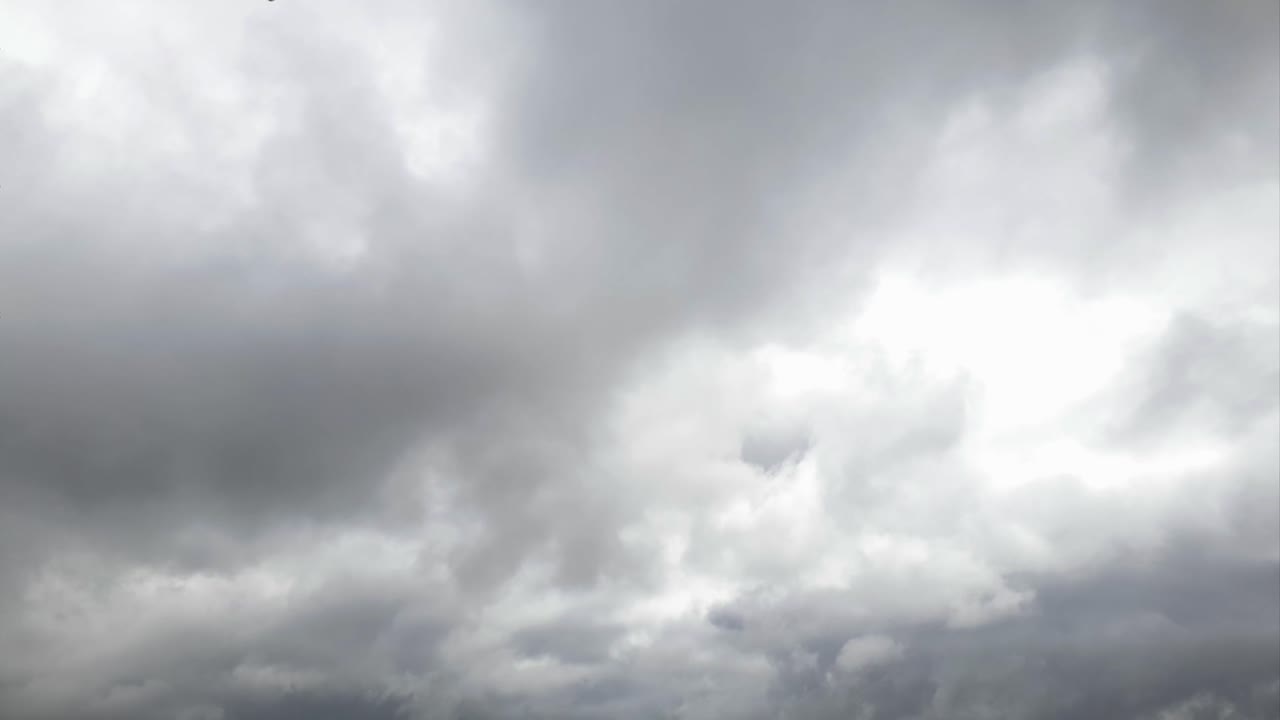 アフリカの地平線に雷雨雲が形成され、溶け合うように広がる午後のタイムラプス映像。ノイズフリー、4K。