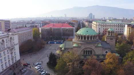 Vista-Aérea-De-La-Capital-De-Bulgaria,-Sofía,-Plaza-Sveta-Nedelya-Y-La-Iglesia