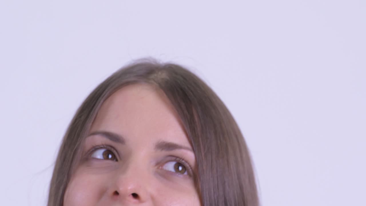 mujer hermosa joven inconformista