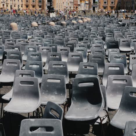 sillas vacías para feligreses y peregrinos cerca de la basílica de san pedro ciudad del vaticano