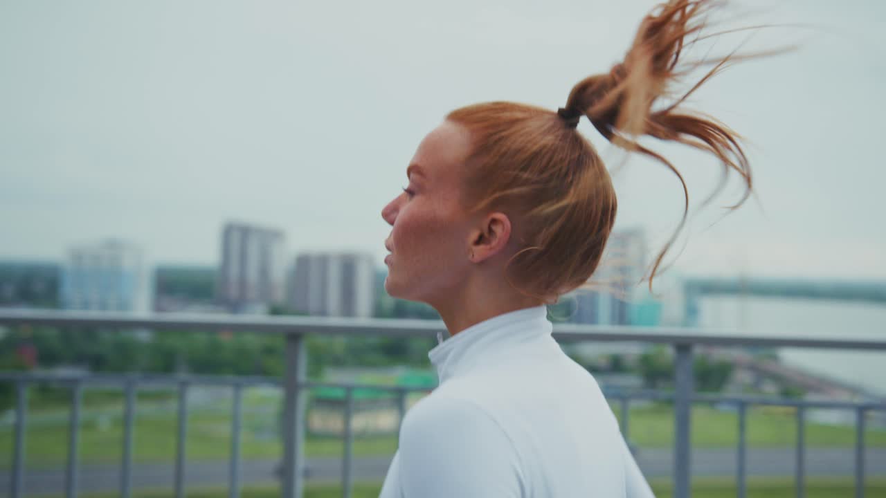 mujer corriendo por la ciudad