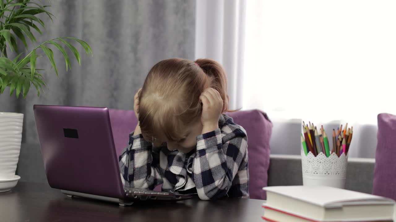 Ragazza che studia i compiti online usando un computer portatile digitale. Didattica a distanza