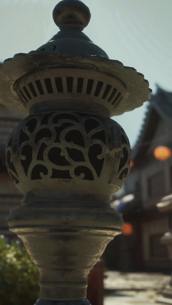 정원 에 있는 전통적 인 일본 랜턴 의 근접 사진